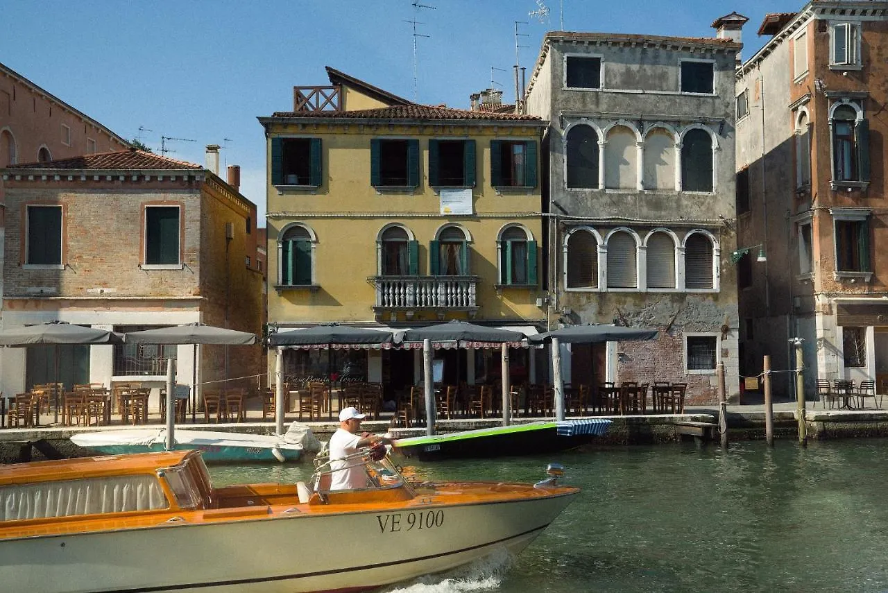 Palazzo Veneziano Direct At The Canal With Roof Terrace 0*, Venice Italy