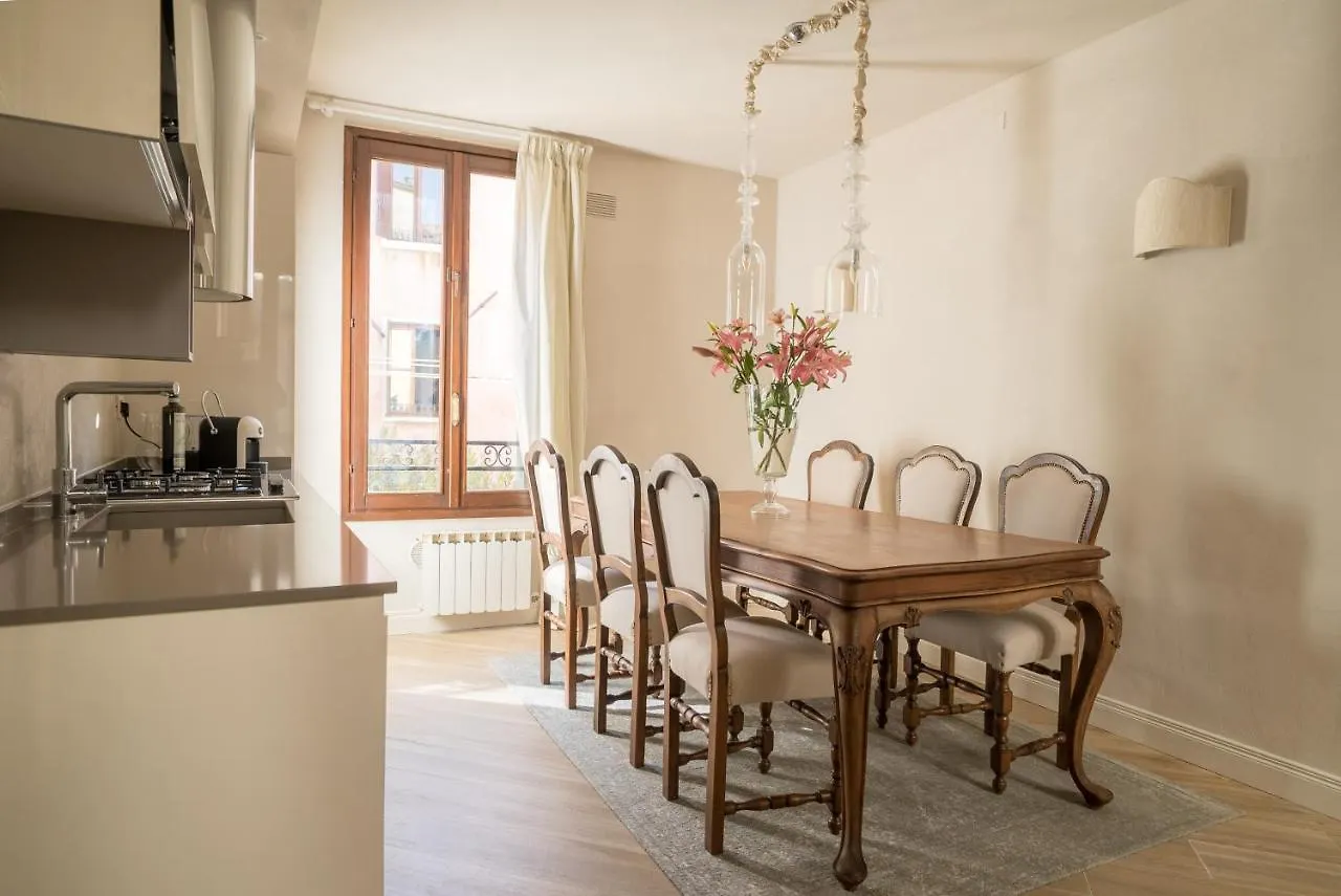 Palazzo Veneziano Direct At The Canal With Roof Terrace 0*, Venice