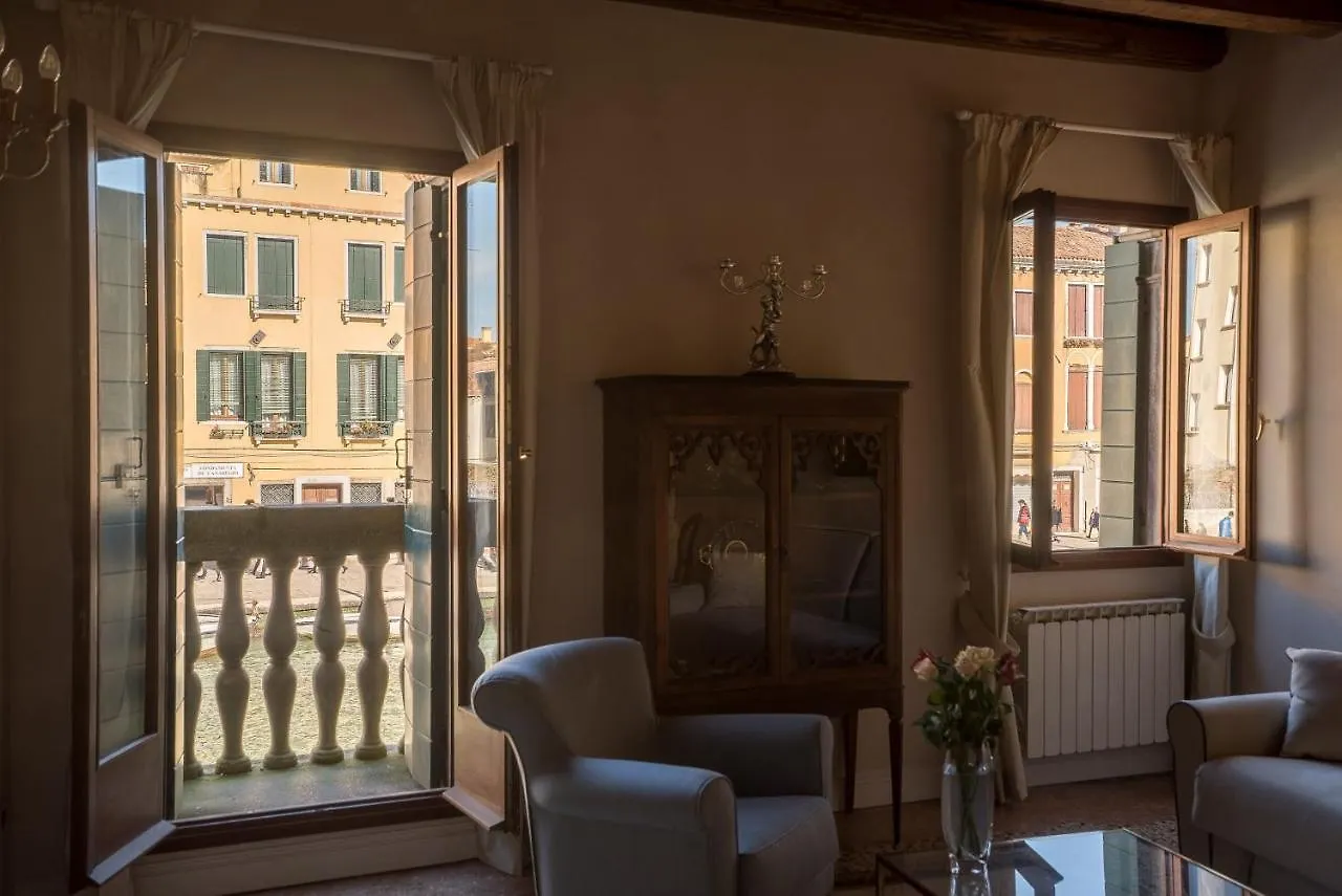 Palazzo Veneziano Direct At The Canal With Roof Terrace 0*, Venice