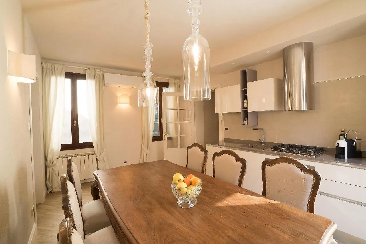 Palazzo Veneziano Direct At The Canal With Roof Terrace 0*, Venice