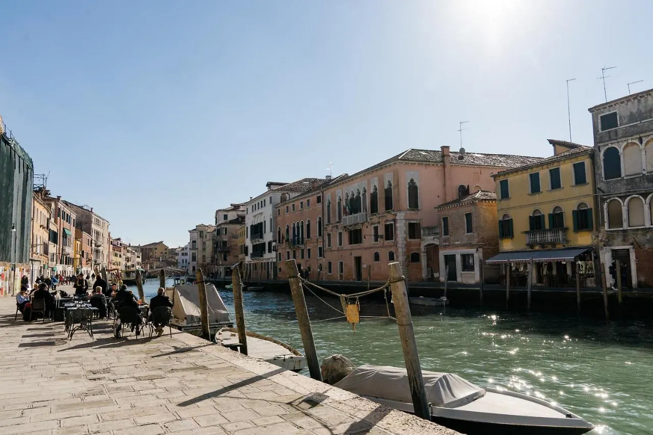 Palazzo Veneziano Direct At The Canal With Roof Terrace 0*, Venice