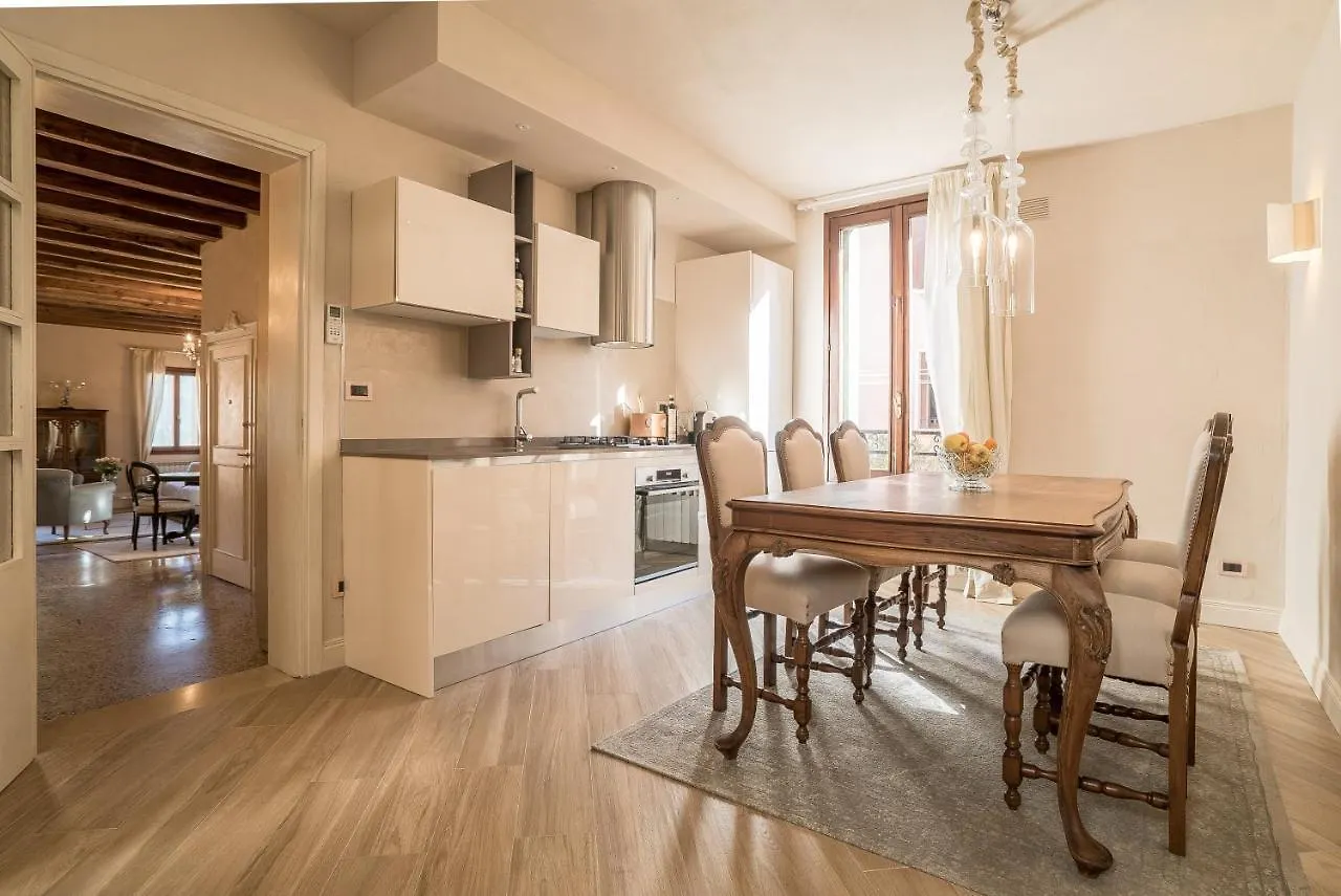 Palazzo Veneziano Direct At The Canal With Roof Terrace 0*, Venice