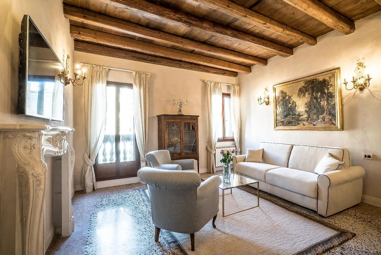 Palazzo Veneziano Direct At The Canal With Roof Terrace 0*, Venice Italy