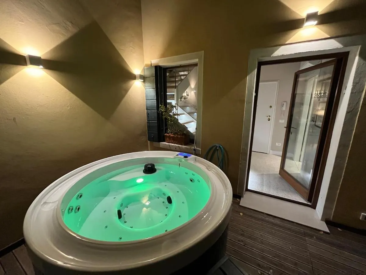 Palazzo Veneziano Direct At The Canal With Roof Terrace 0*, Venice Italy